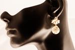 Pendientes Abeja y Flor Blanca Oro | PNABFL2 | Pendientes, de, abeja, abejas, oro, plata de ley, flores, resina, novias, bodas, para
