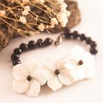 Pulsera Perlas Tres Flores | PLPETR | Pulsera, de perlas, negra, blanca, de nácar, de flores