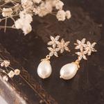 Pendientes Atenas | PNATNA | Pendientes, Largos, de Novias, para Novias, de oro, de perlas, brillantes, de flores