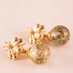 Pendientes Abeja y Flor Blanca Oro | PNABFL2 | Pendientes, de, abeja, abejas, oro, plata de ley, flores, resina, novias, bodas, para