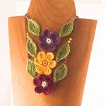 Collar Flor Crochet Morada, granate o amarilla