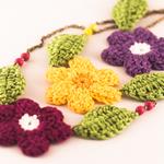 Collar Flor Crochet Morada, granate o amarilla