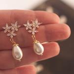Pendientes Atenas | PNATNA | Pendientes, Largos, de Novias, para Novias, de oro, de perlas, brillantes, de flores