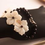 Pulsera Perlas Tres Flores | PLPETR | Pulsera, de perlas, negra, blanca, de nácar, de flores