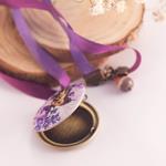 Medallón para fotos seda | COMESE | Collar, Collares, Medallon, Seda, Morado, de Mariposas