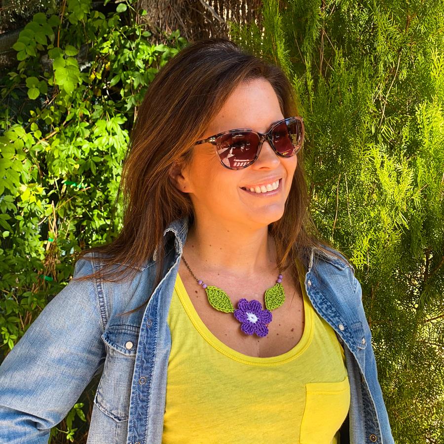 Collar Flor Crochet Morada, granate o amarilla