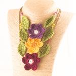Collar Flor Crochet Morada, granate o amarilla