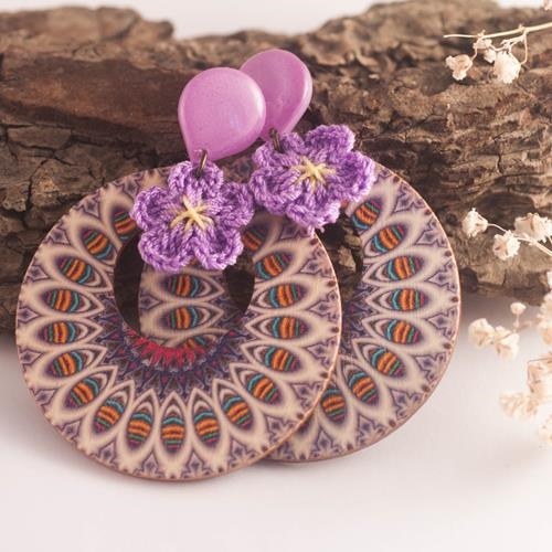 Pendientes Pocahontas | PNPOCA | Pendientes, de aro, de madera, morados, de ganchillo, de flores