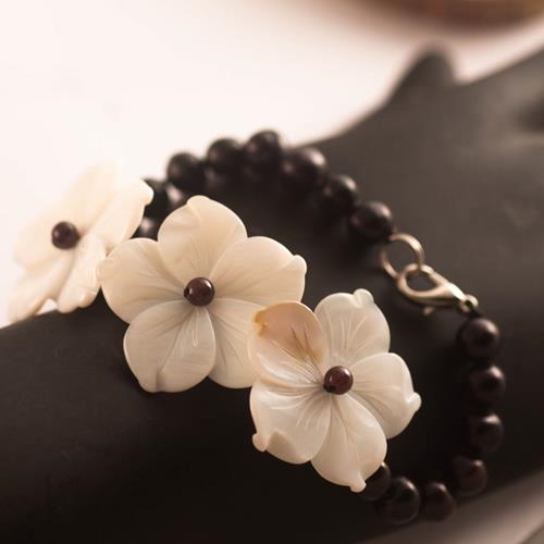 Pulsera Perlas Tres Flores | PLPETR | Pulsera, de perlas, negra, blanca, de nácar, de flores