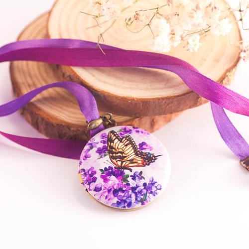 Medallón para fotos seda | COMESE | Collar, Collares, Medallon, Seda, Morado, de Mariposas