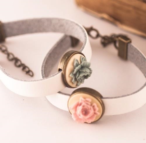 Pulsera Cuero Rosas | PLCURO | Pulsera, de cuero, blanca, de flores, rosa, azul