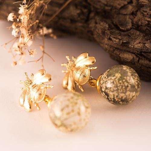 Pendientes Abeja y Flor Blanca Oro | PNABFL2 | Pendientes, de, abeja, abejas, oro, plata de ley, flores, resina, novias, bodas, para